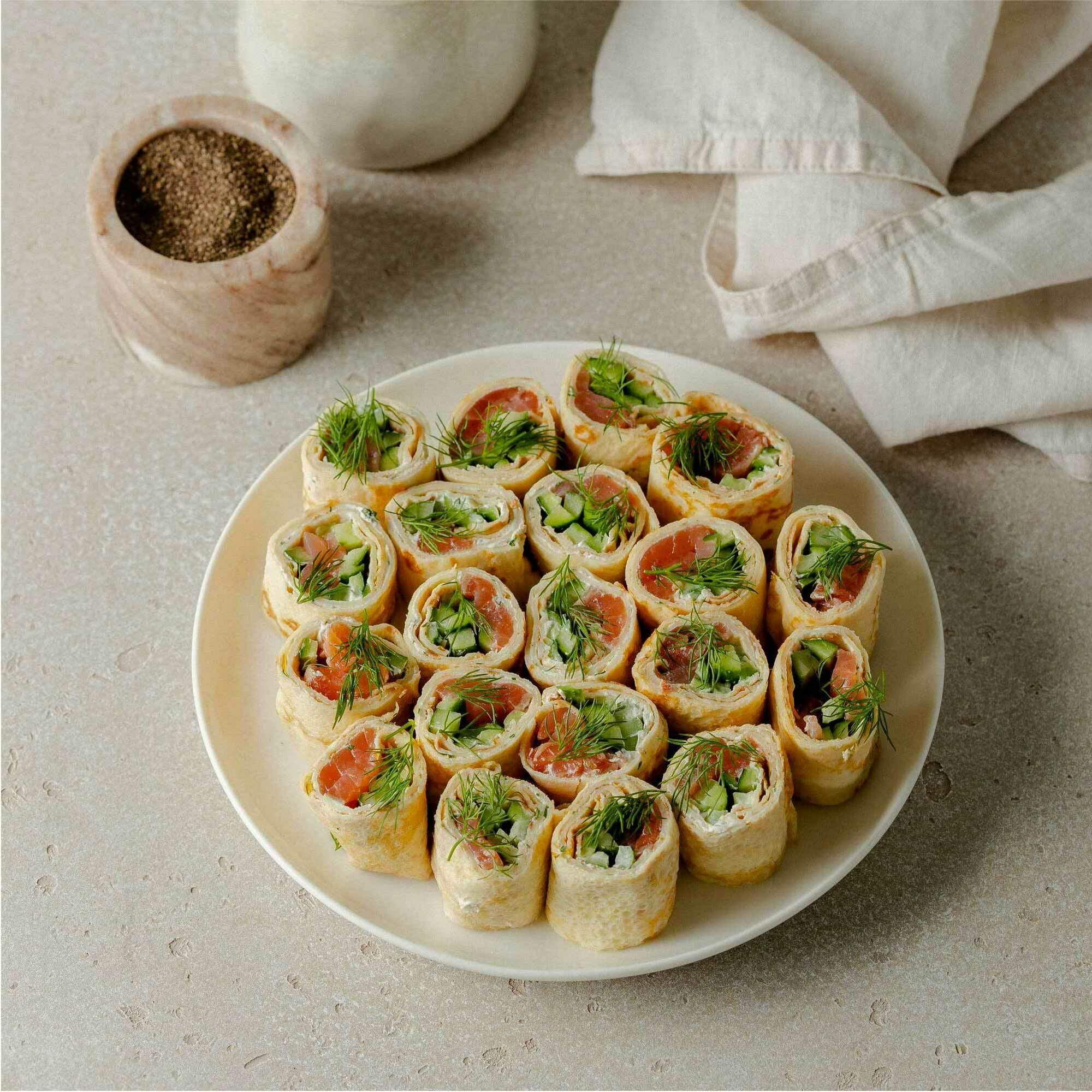 Блинные рулетики с лососем, 20 шт / 360 гр