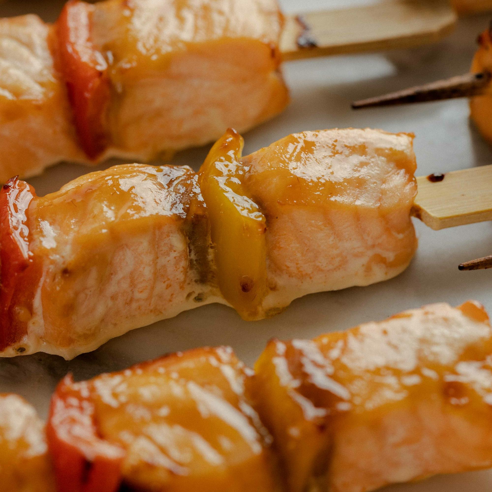 Шашлычки из лосося на шпажках, 10 шт / 400 гр