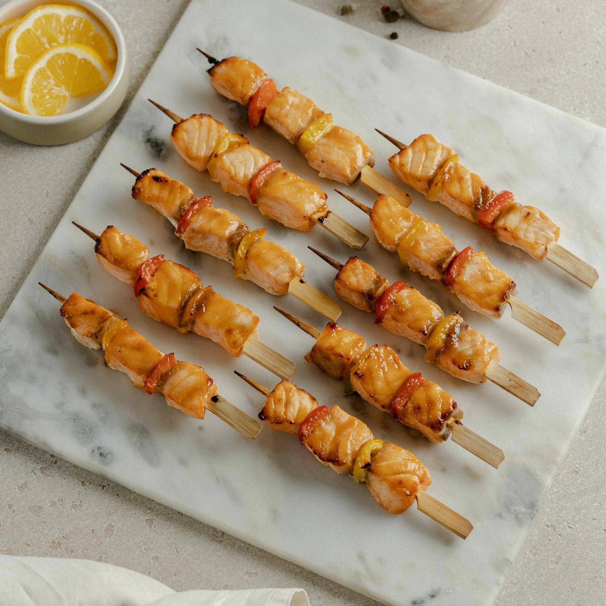 Шашлычки из лосося на шпажках, 10 шт / 400 гр