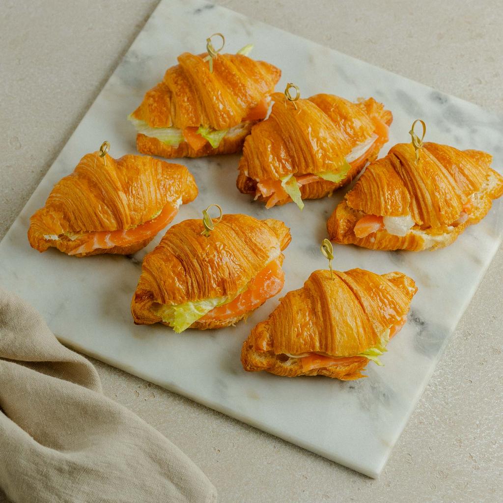 Мини-круассаны с лососем, 6 шт / 360 гр