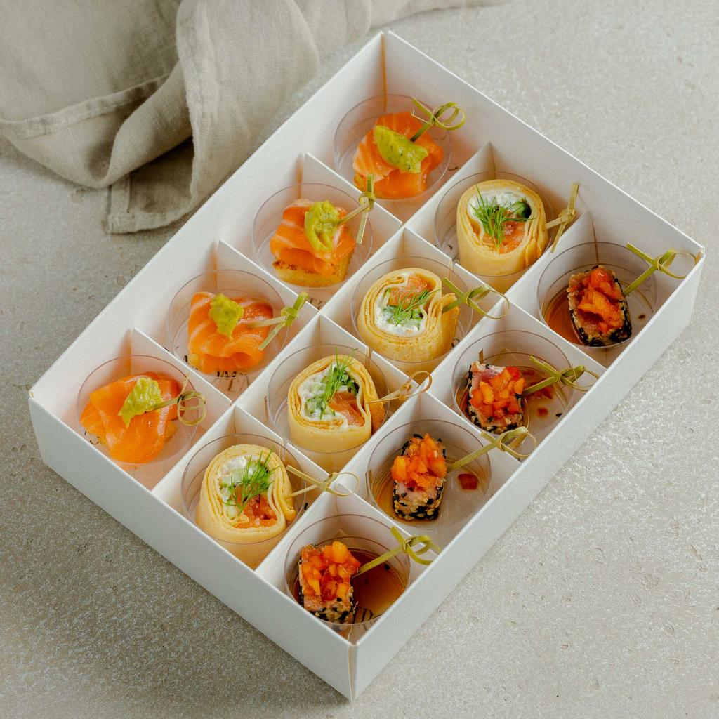 Ассорти креманок №3 (тунец / сальса вьерж + лосось / авокадо + блинный рулетик с лососем), 320 гр