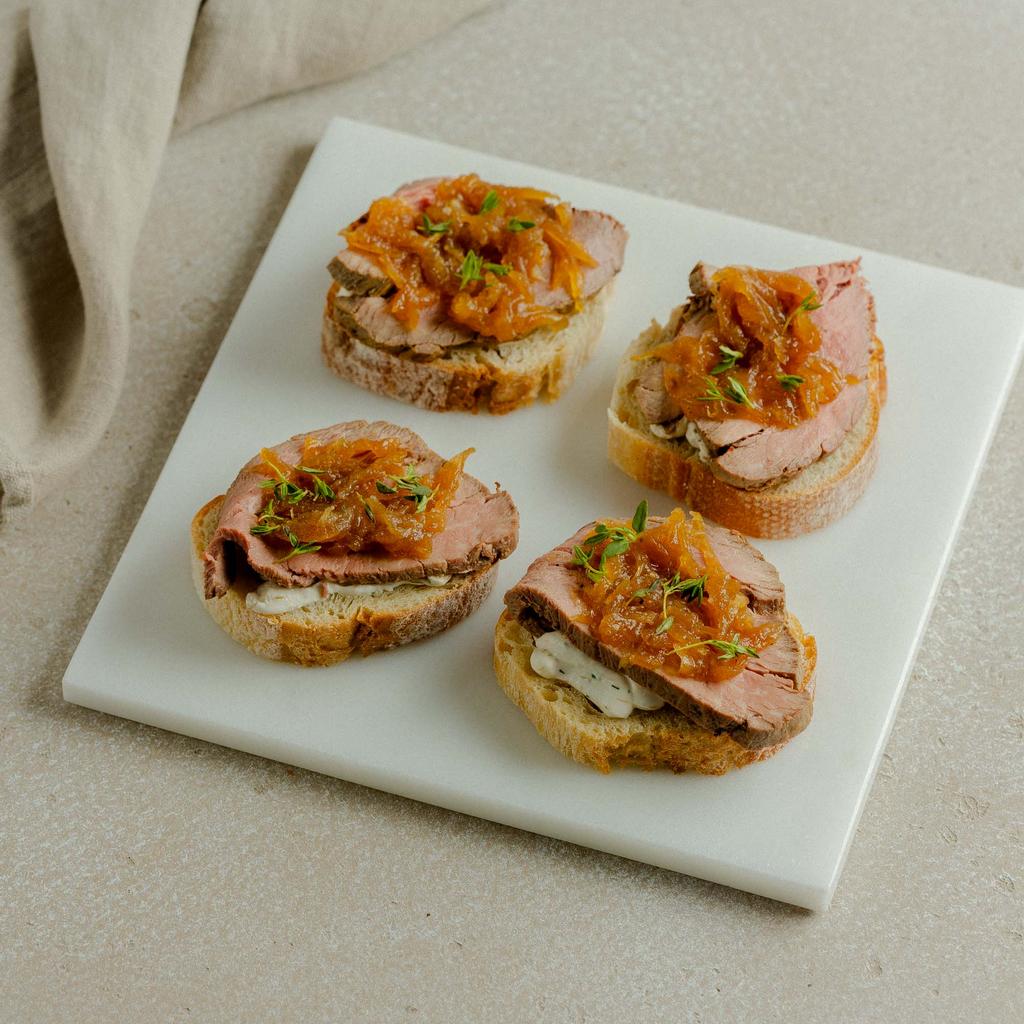 Брускетты ростбиф / луковый мармелад, 12 шт / 480 гр