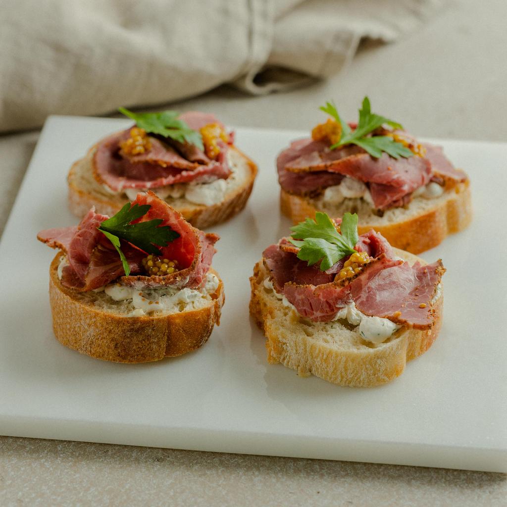 Брускетты пастрами / горчица, 12 шт / 420 гр