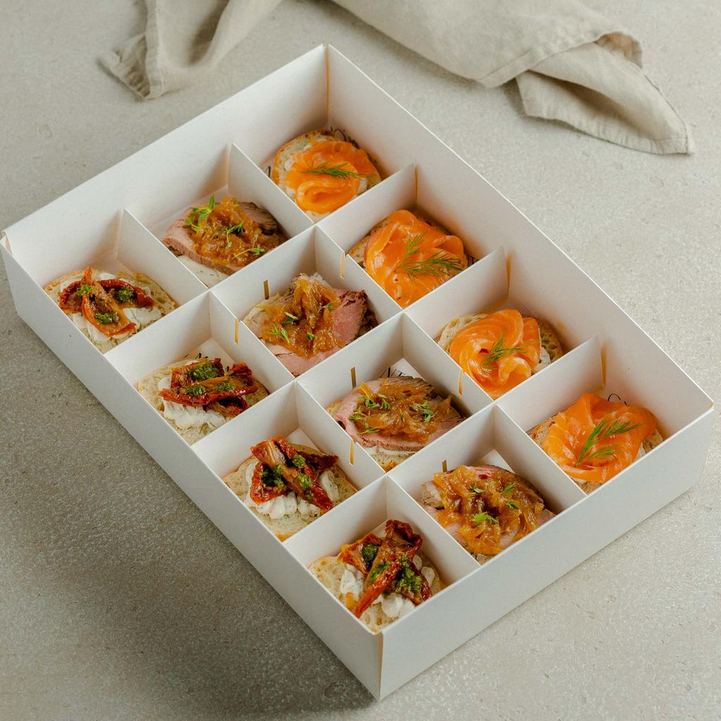 Ассорти брускетт №1 (лосось / укроп + томаты / песто + ростбиф / луковый мармелад), 12 шт / 460 гр