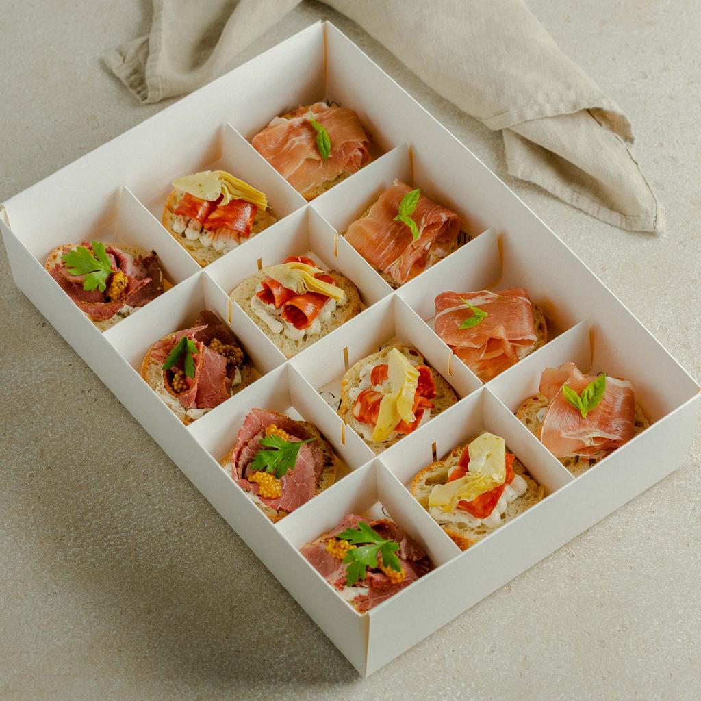 Ассорти брускетт №2 (чоризо / артишок + горчица / пастрами + прошутто / абрикос), 12 шт / 420 гр