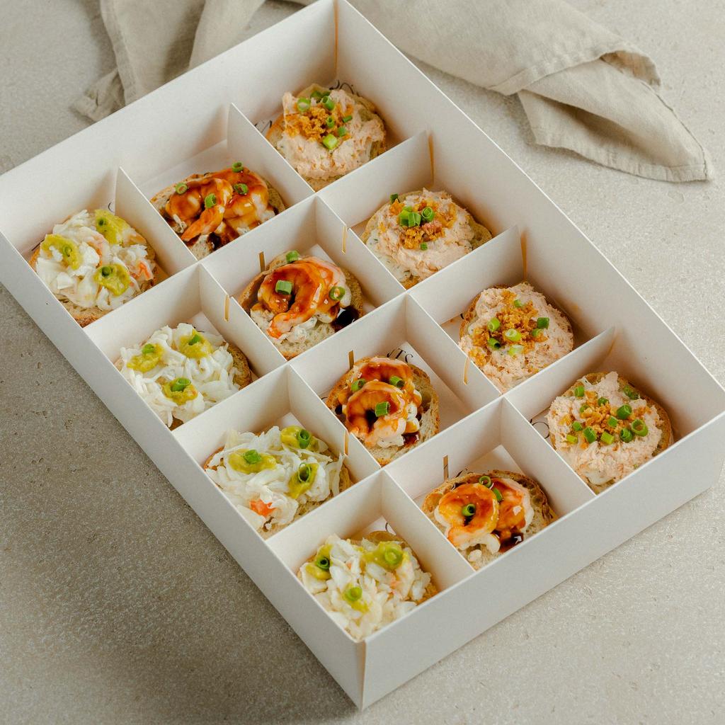 Ассорти брускетт №3 (креветка / терияки + краб / авокадо + риет из лосося), 12 шт / 480 гр