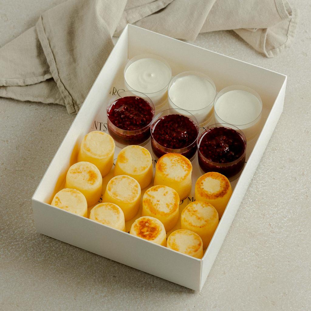 Бокс мини-сырники с малиновым вареньем и сметаной, 780 гр