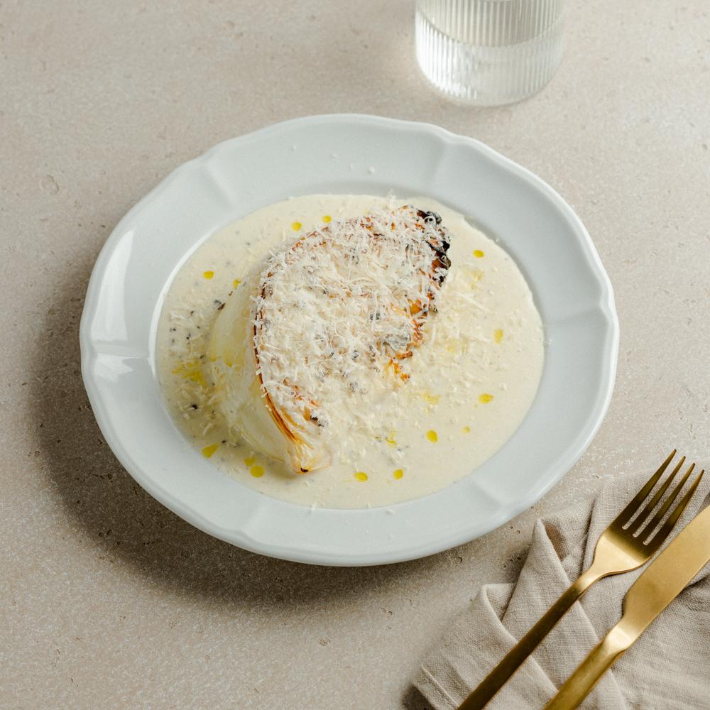 Стейк из капусты с трюфельным соусом