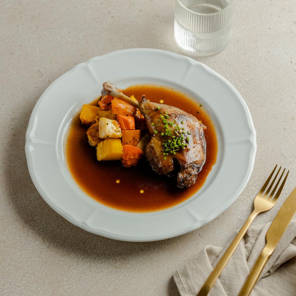 Утиная ножка конфи с корнеплодами в соусе бигарад