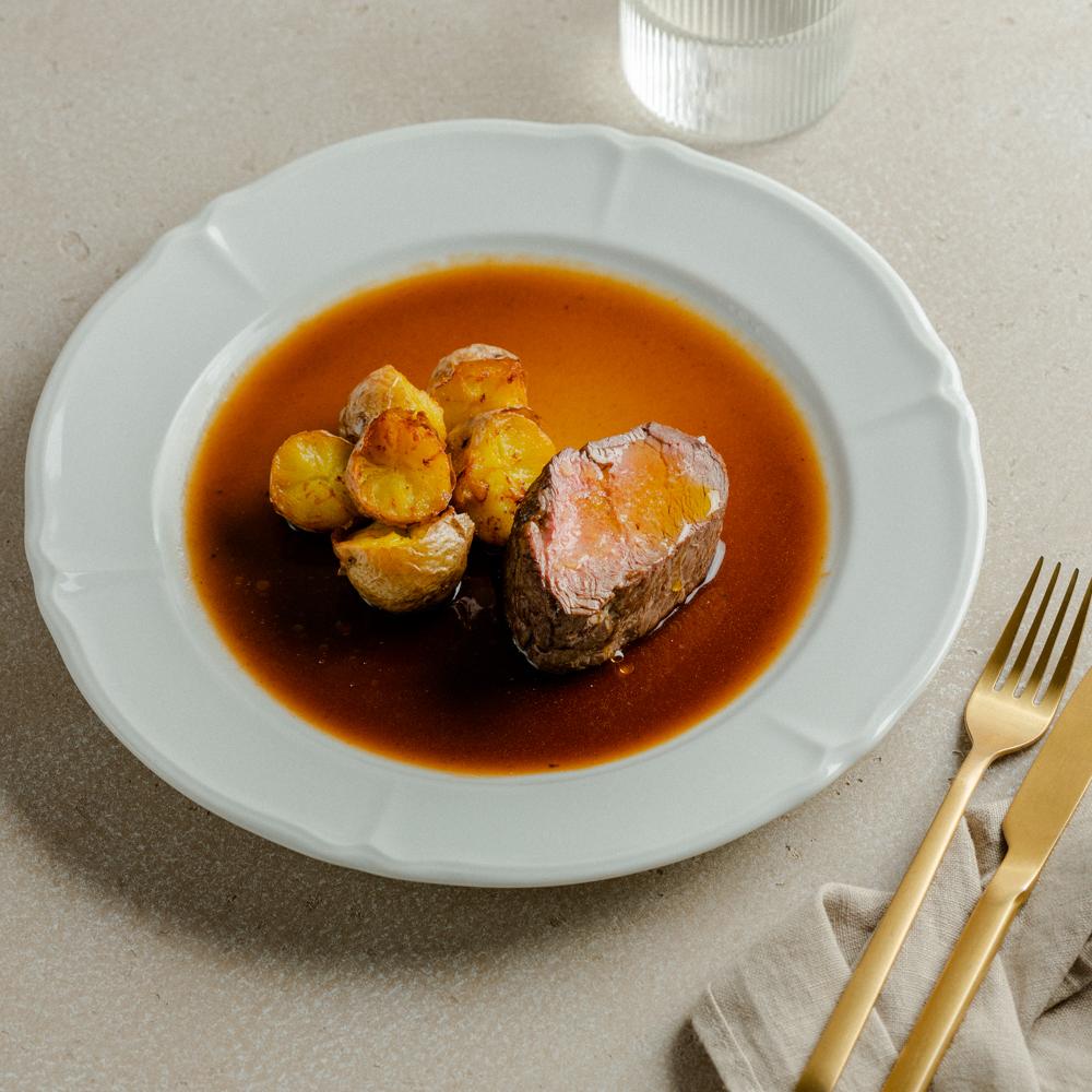 Филе миньон с бэйби-картофелем в соусе демиглас