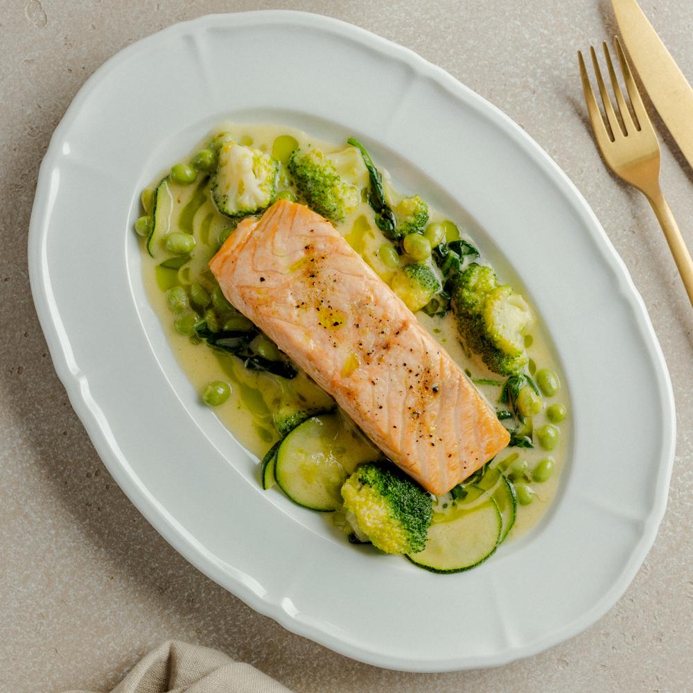 Стейк лосося с овощами и икорным соусом