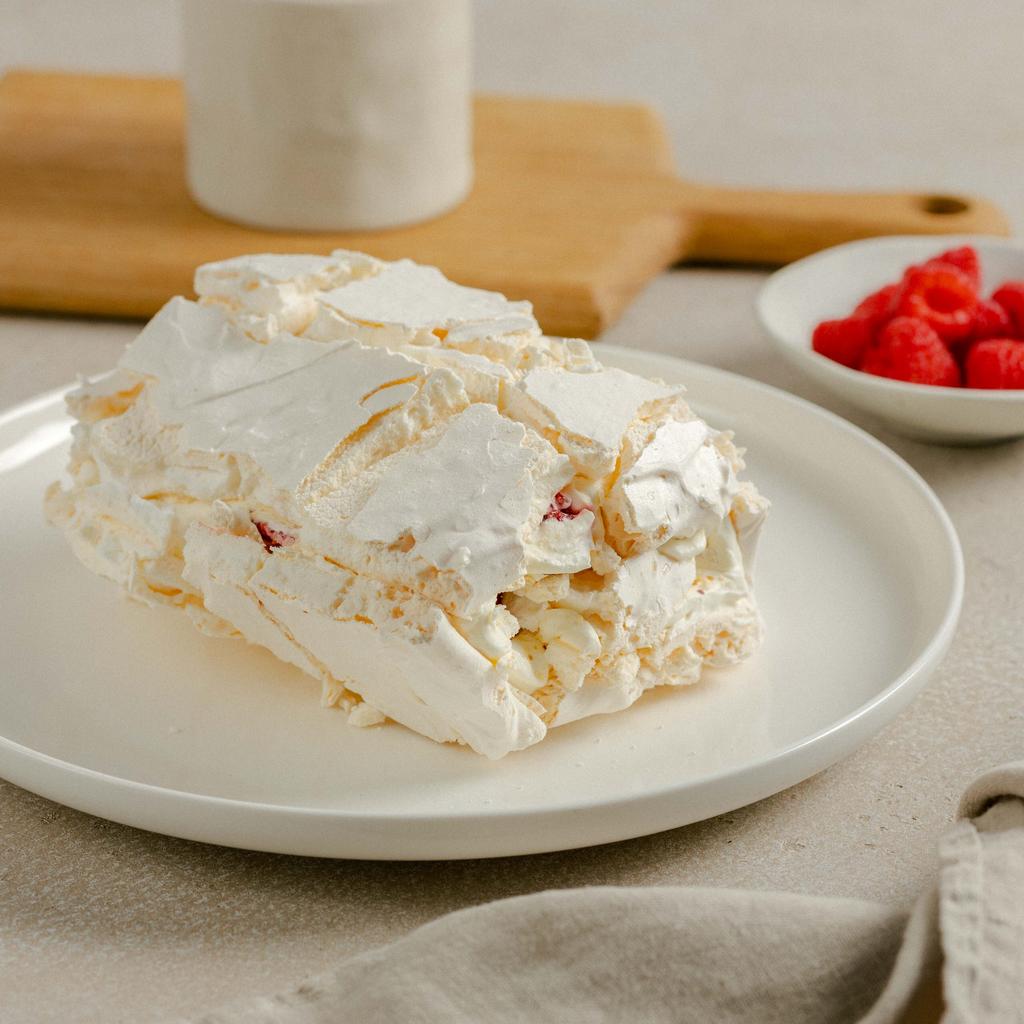 Меренговый рулет с малиной и фисташкой, 300 гр