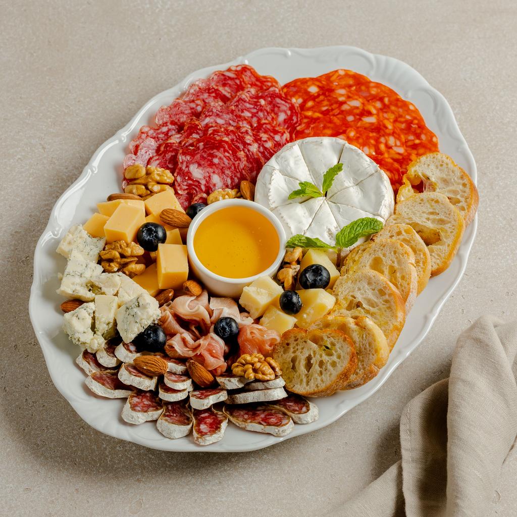 Сырно-мясная доска ассорти