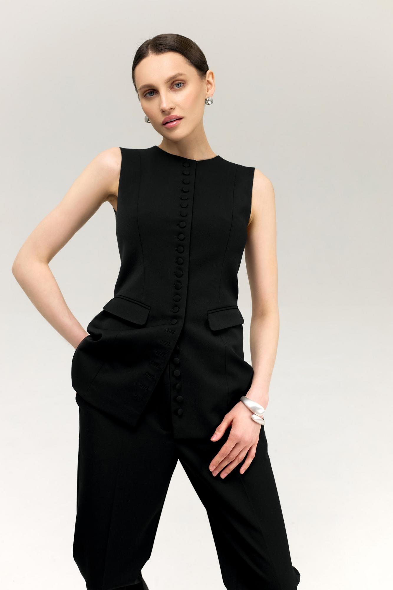 Жилет приталенный на пуговицах