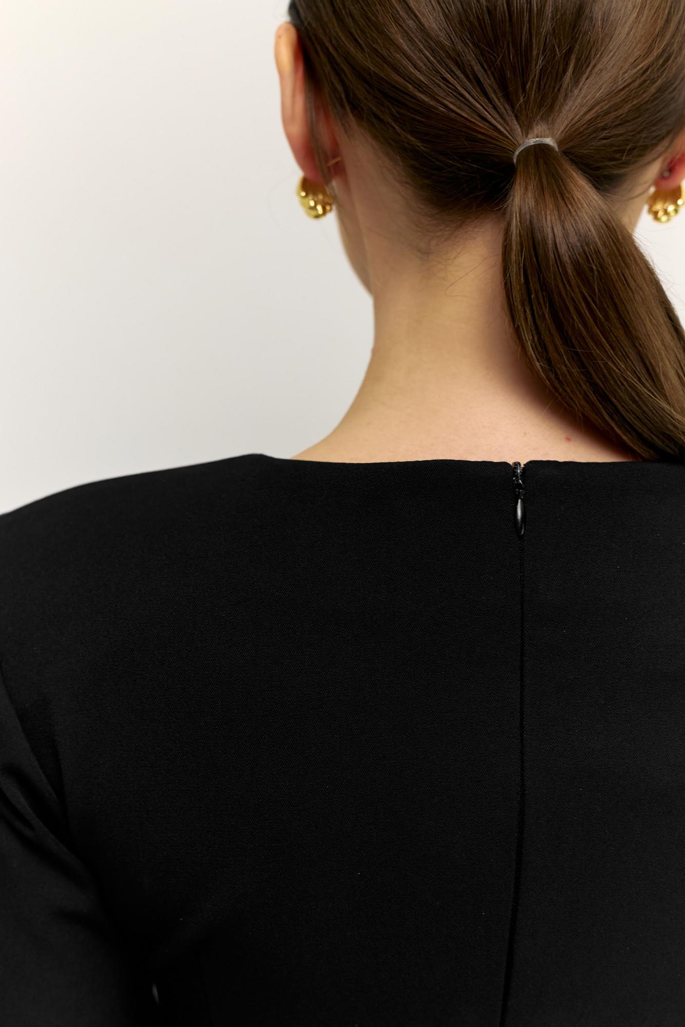 Приталенное платье с подплечниками