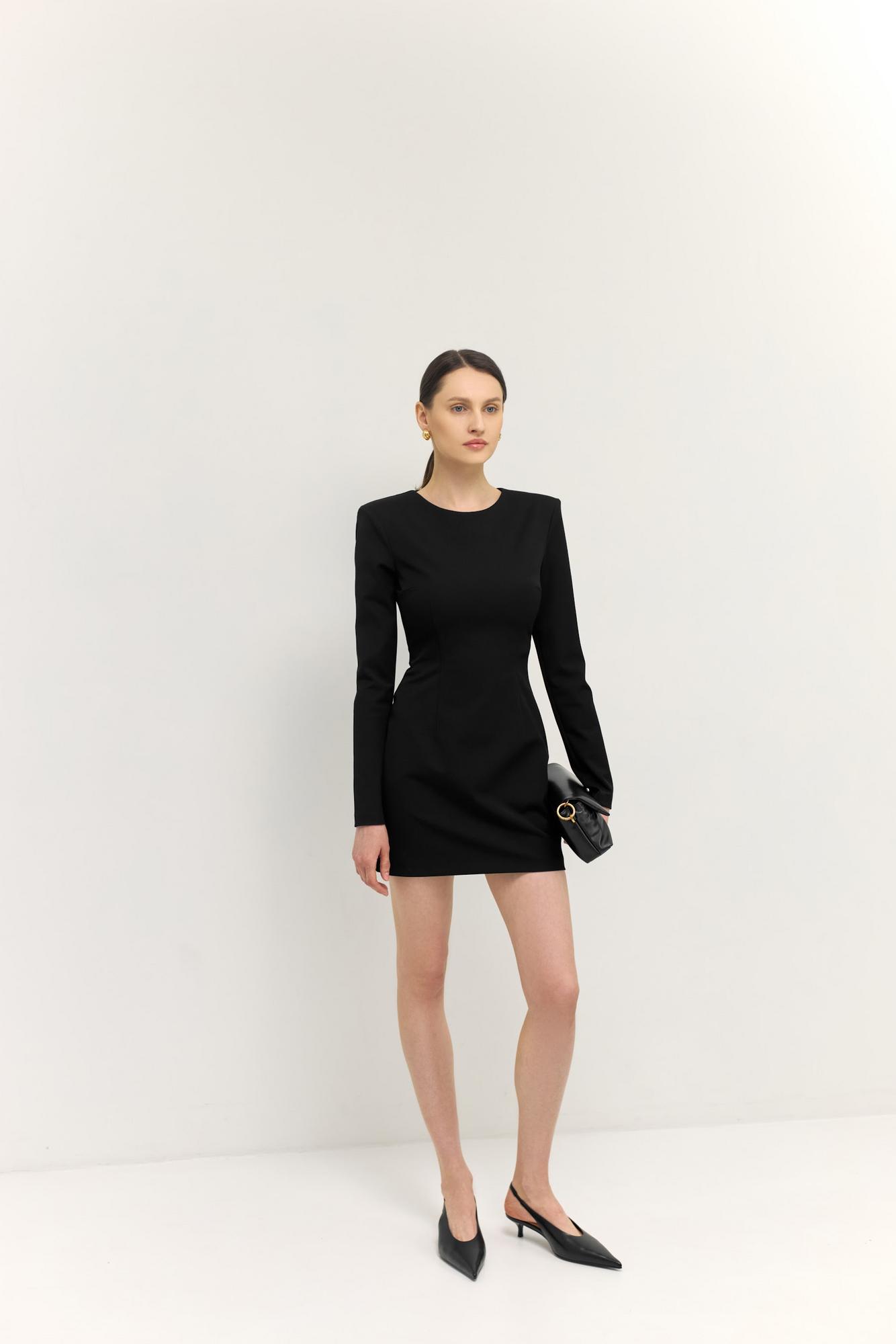 Приталенное платье с подплечниками