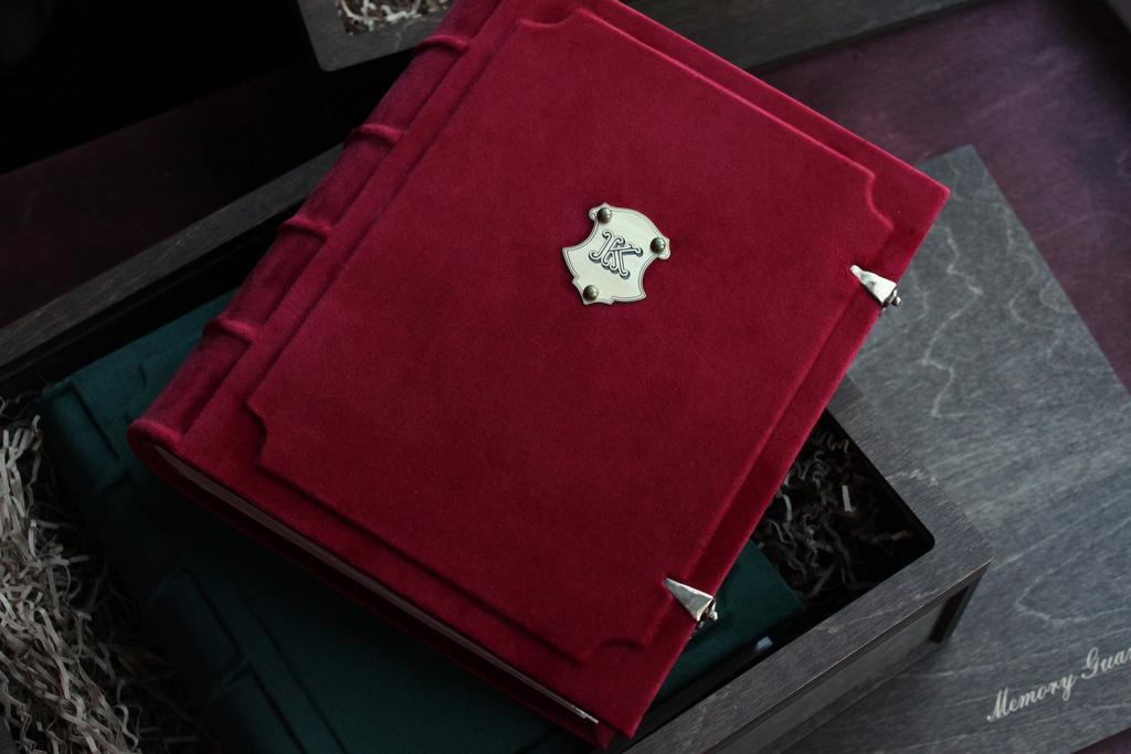 Бархатный фотоальбом VICTORIAN с книжной застежкой