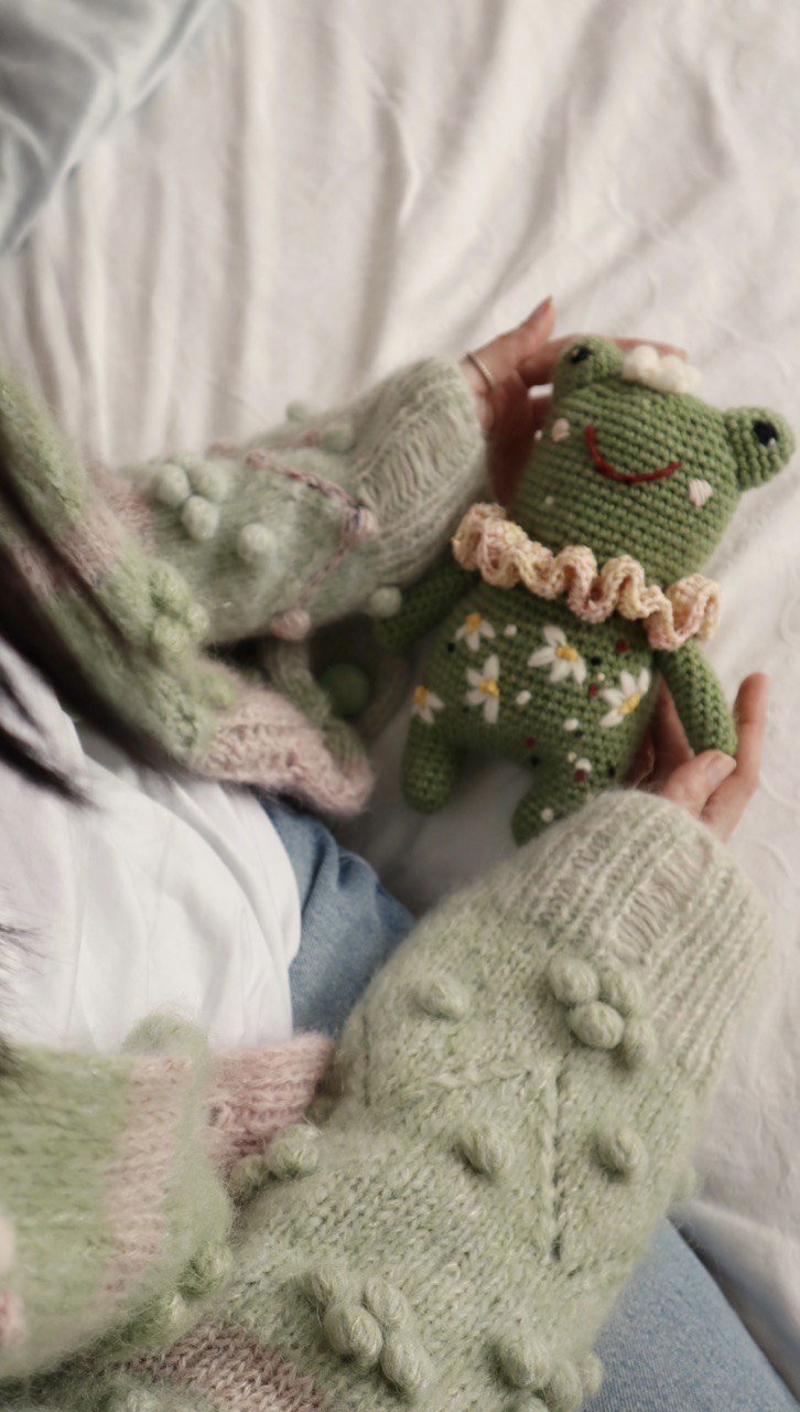 Лягушка с цветочком (2 в 1 - крючком и спицами)