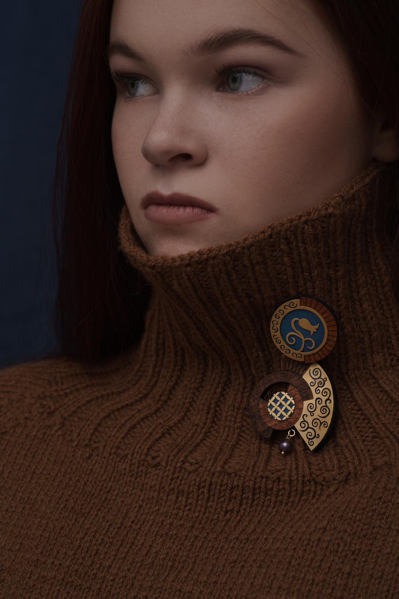 Брошь с орнаментом и жемчужиной синяя