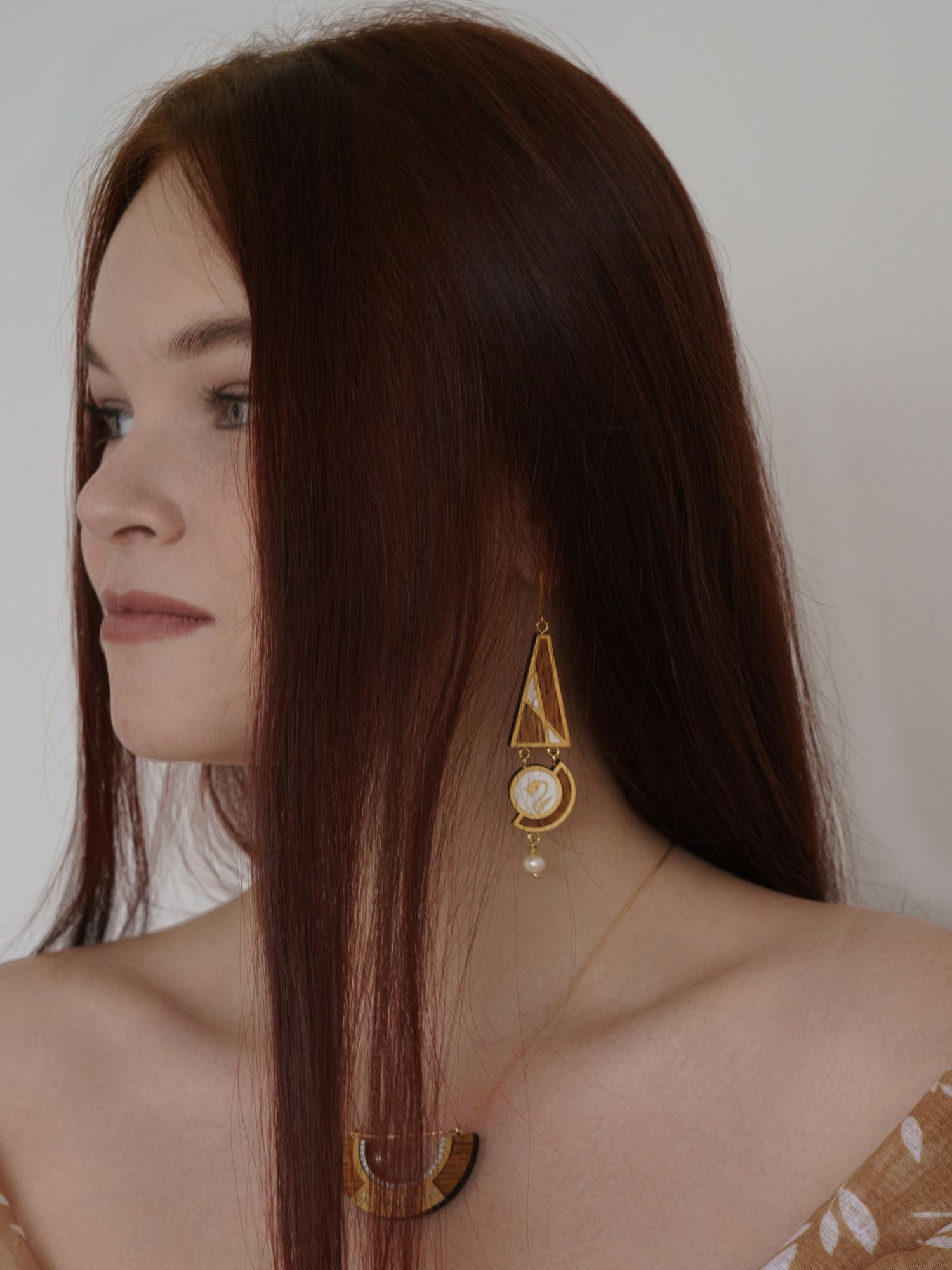 Длинные асимметричные серьги с колокольчиком белые