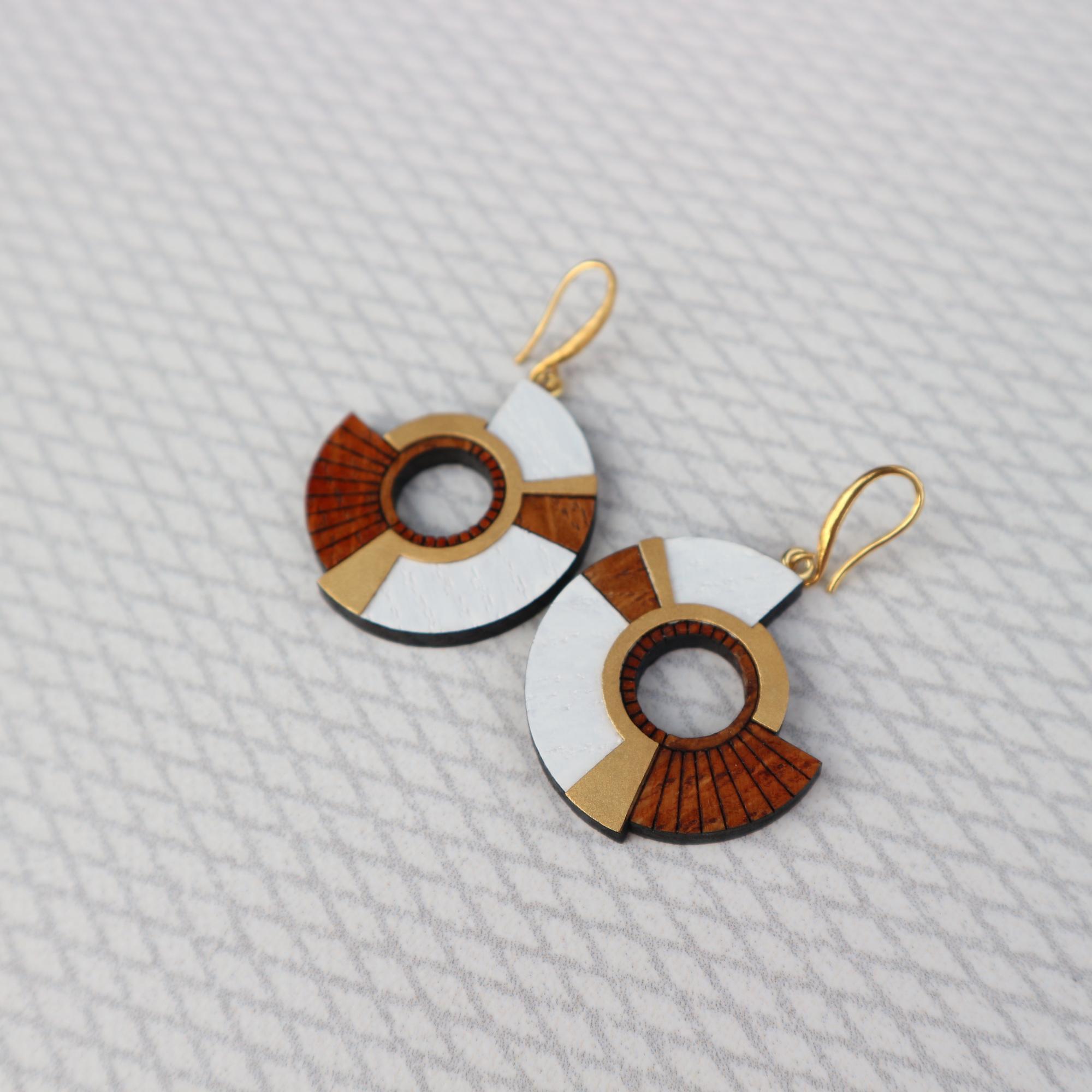 круглые серьги белые