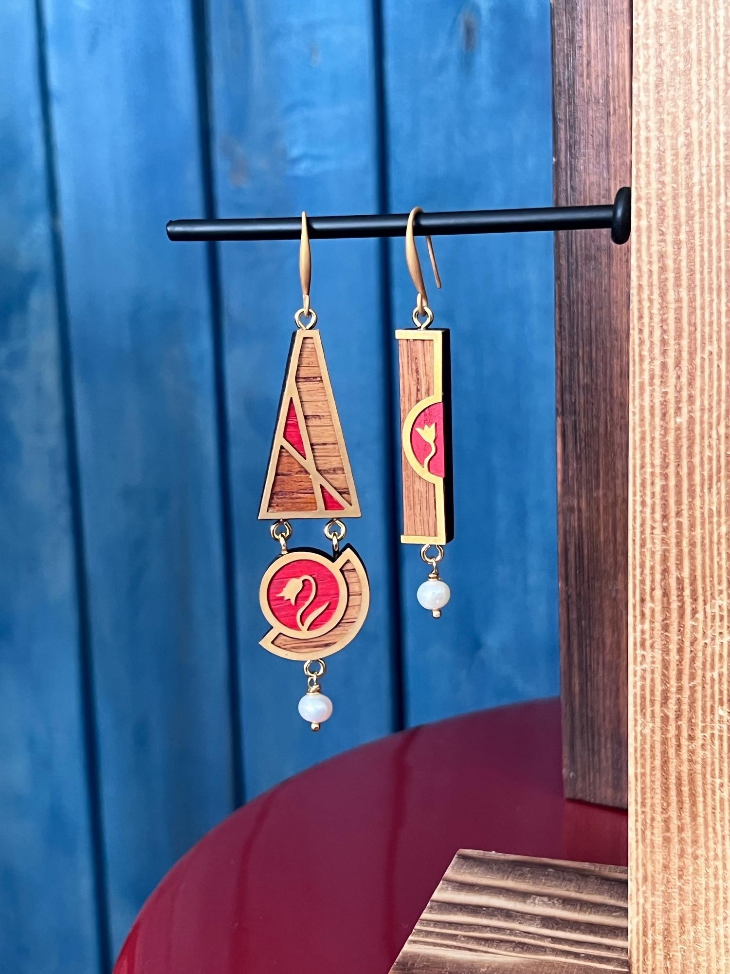 Длинные асимметричные серьги с колокольчиком красные