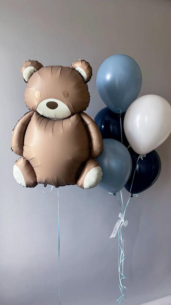 Мишка с синими шарами