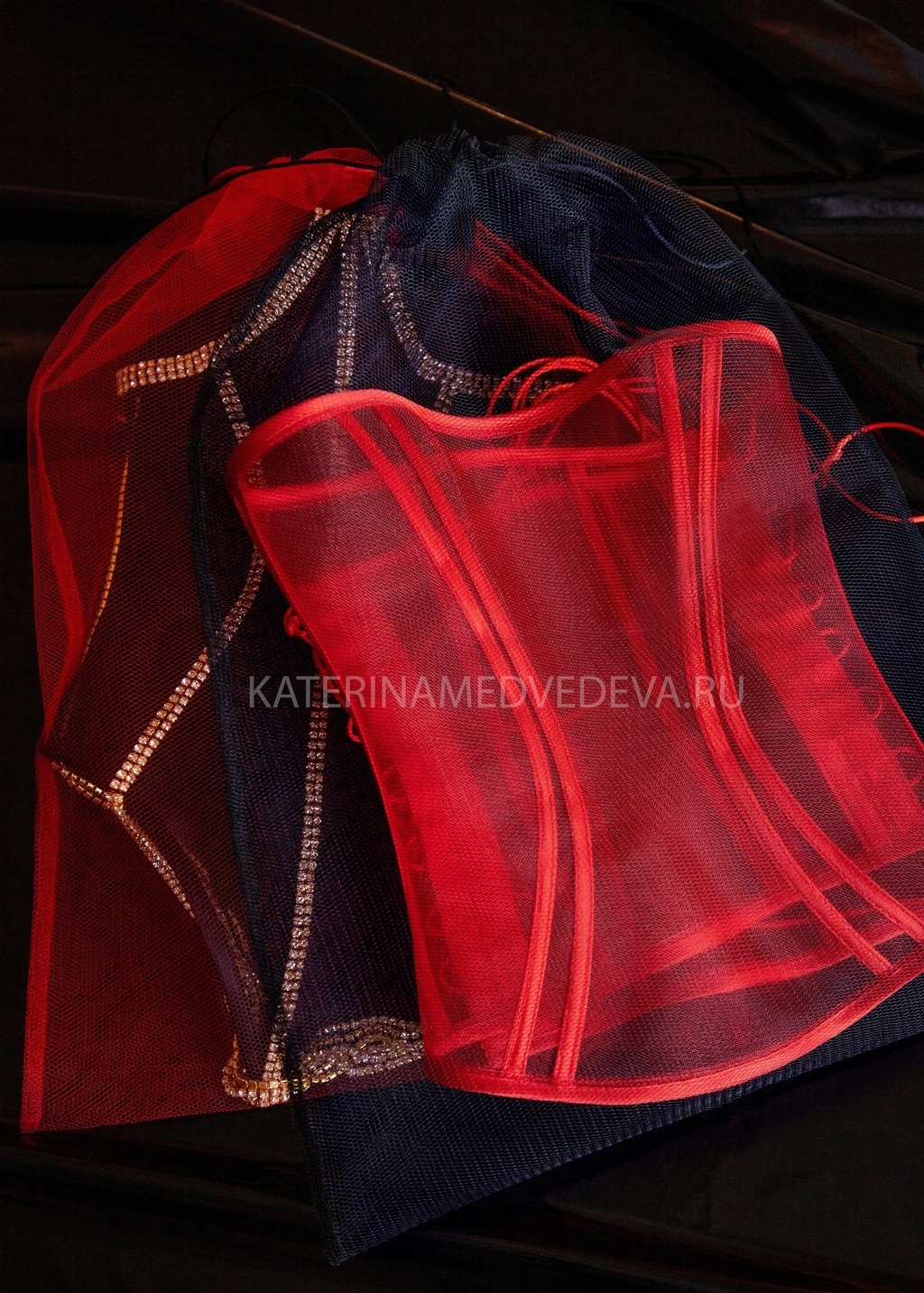 Чехол- пыльник для хранения аксессуаров.