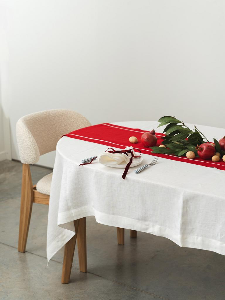 Красный льняной раннер с белым кантом на новогоднем столе