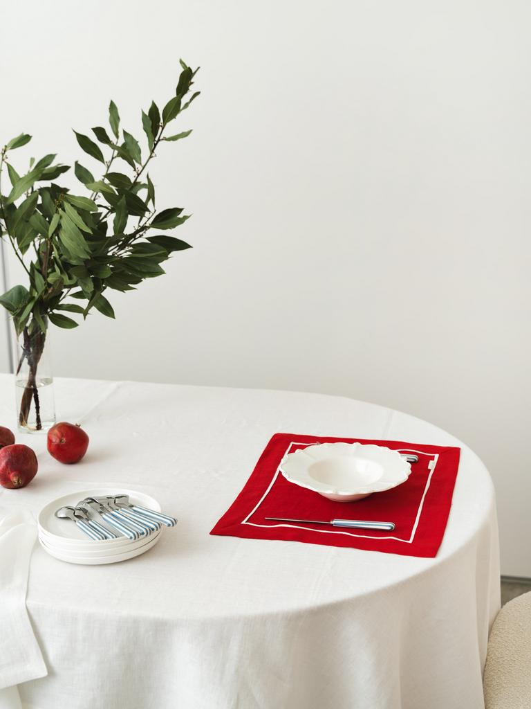 Плейсматы красные с белым кантом из льна — сервировка стола в новогоднем стиле