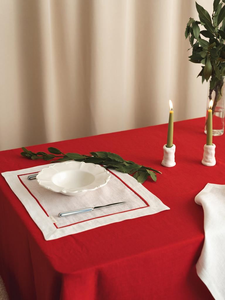 Белые льняные плейсматы с красным кантом — новогодняя сервировка стола