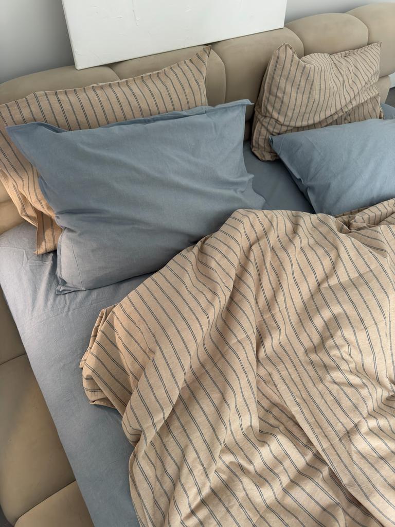 Наволочки Pure Linen в полоску из варёного хлопка на кровати, коллекция «Тихий час»