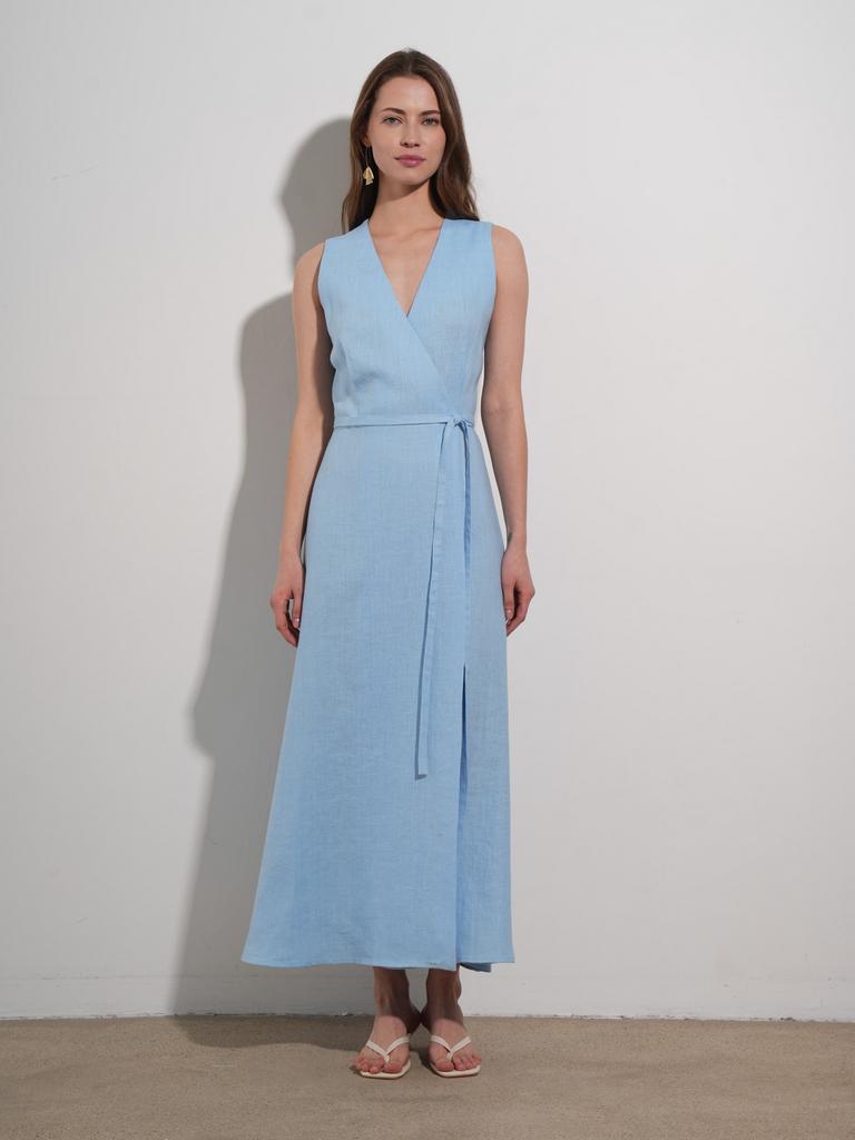 Льняное платье голубого цвета, длина миди с запахом и поясом