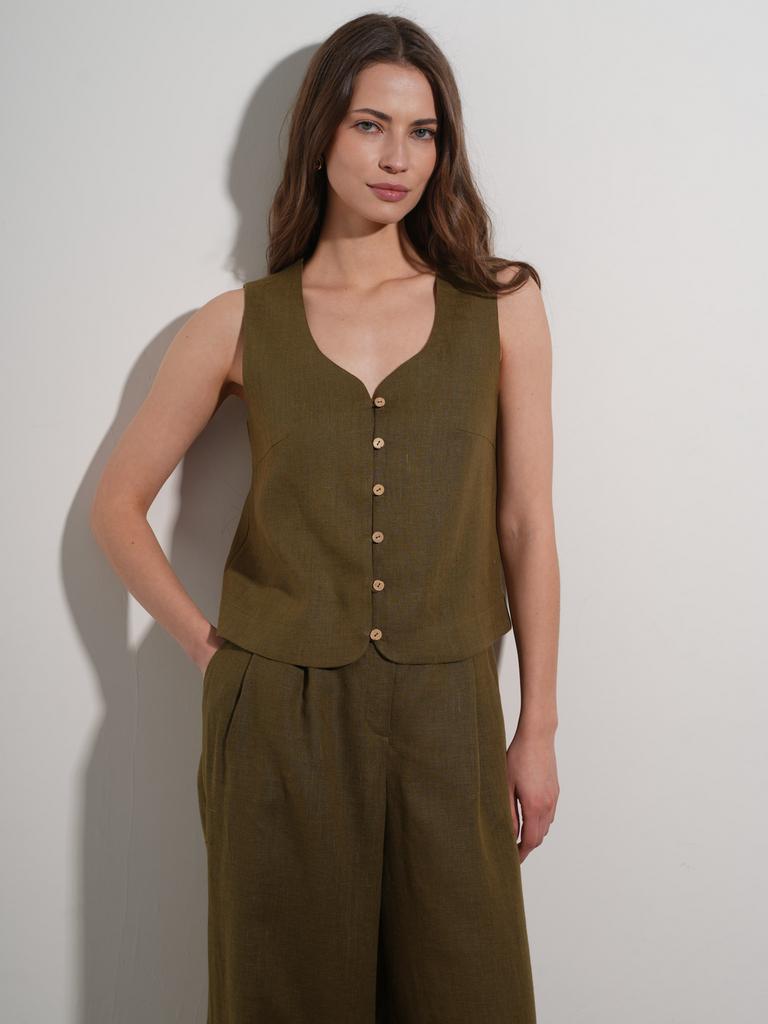 Льняной жилет оливкового цвета на пуговицах