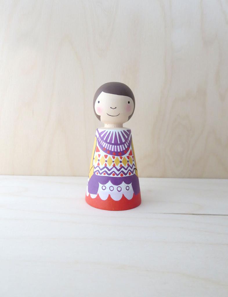 Фигурка девочки