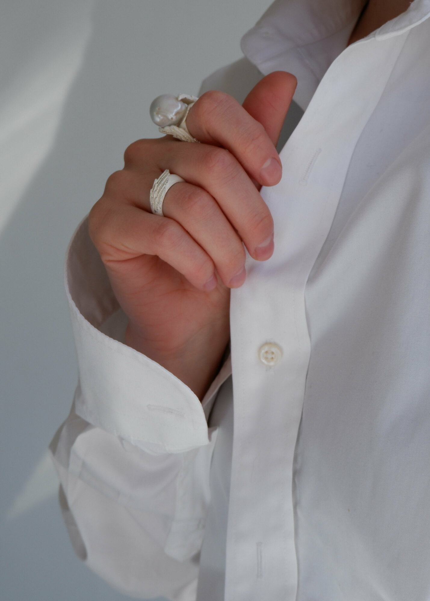 Кольцо с жемчужиной белое