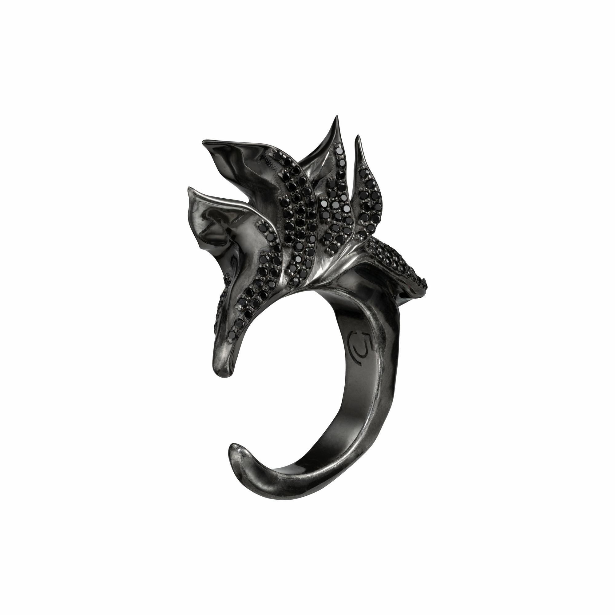 Кольцо с пламенными листьями и фианитами в черном титане