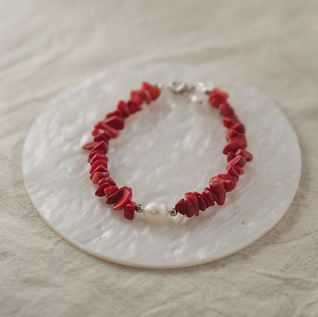 Браслет из коралла и жемчуга