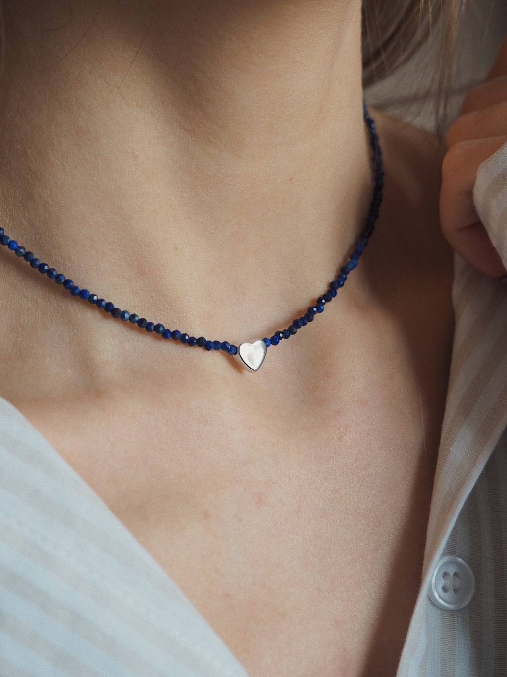 Чокер из лазурита 2 мм с бусиной сердце