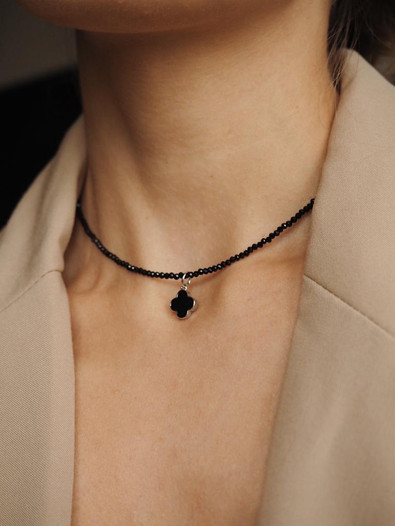 Чокер из черной шпинели с подвеской клевер