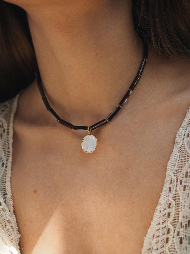 Чокер из перламутра с подвеской