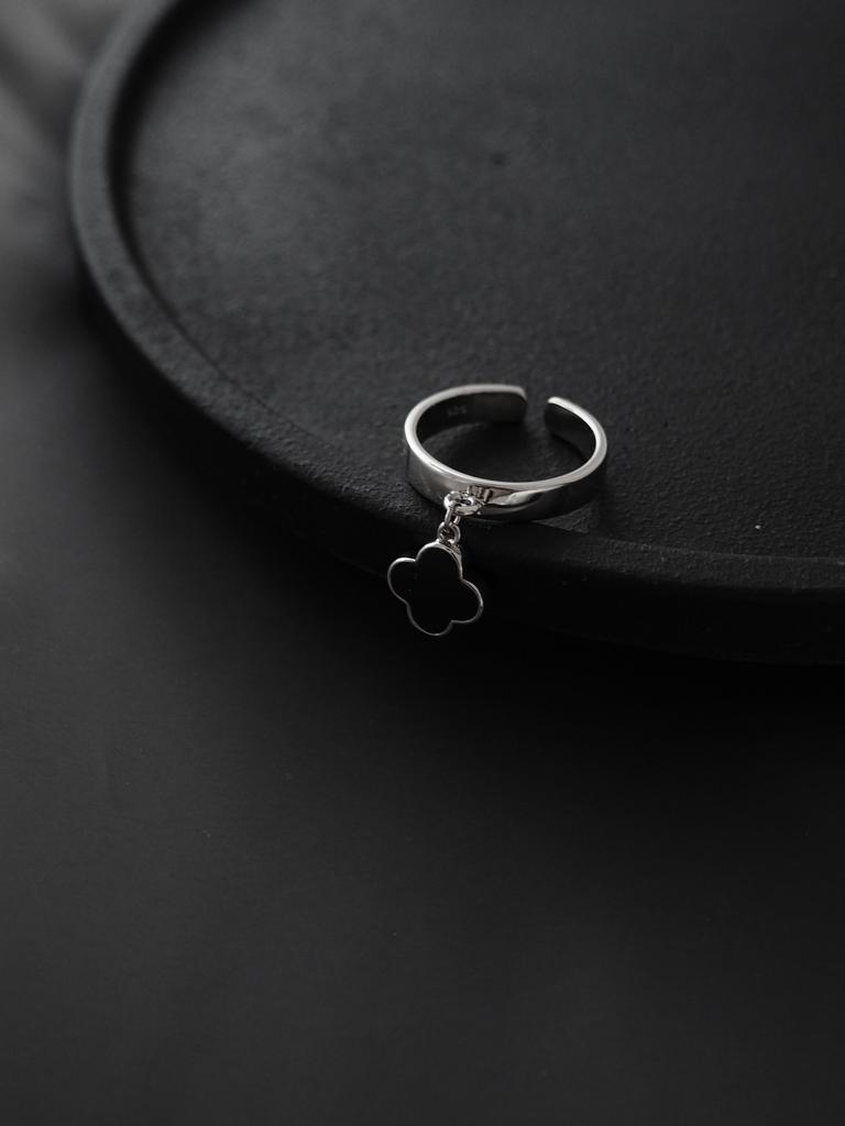 Кольцо с подвеской клевер