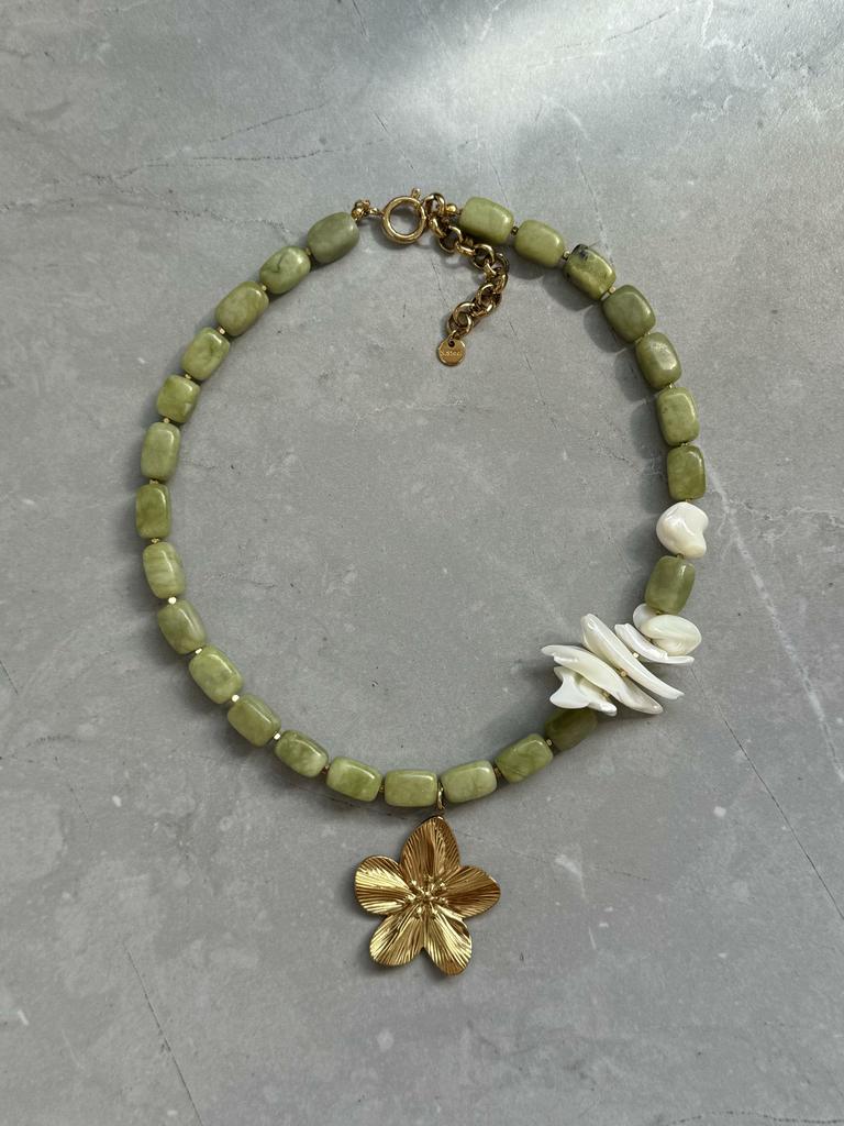 Колье из нефрита и перламутра JADE BLOSSOM