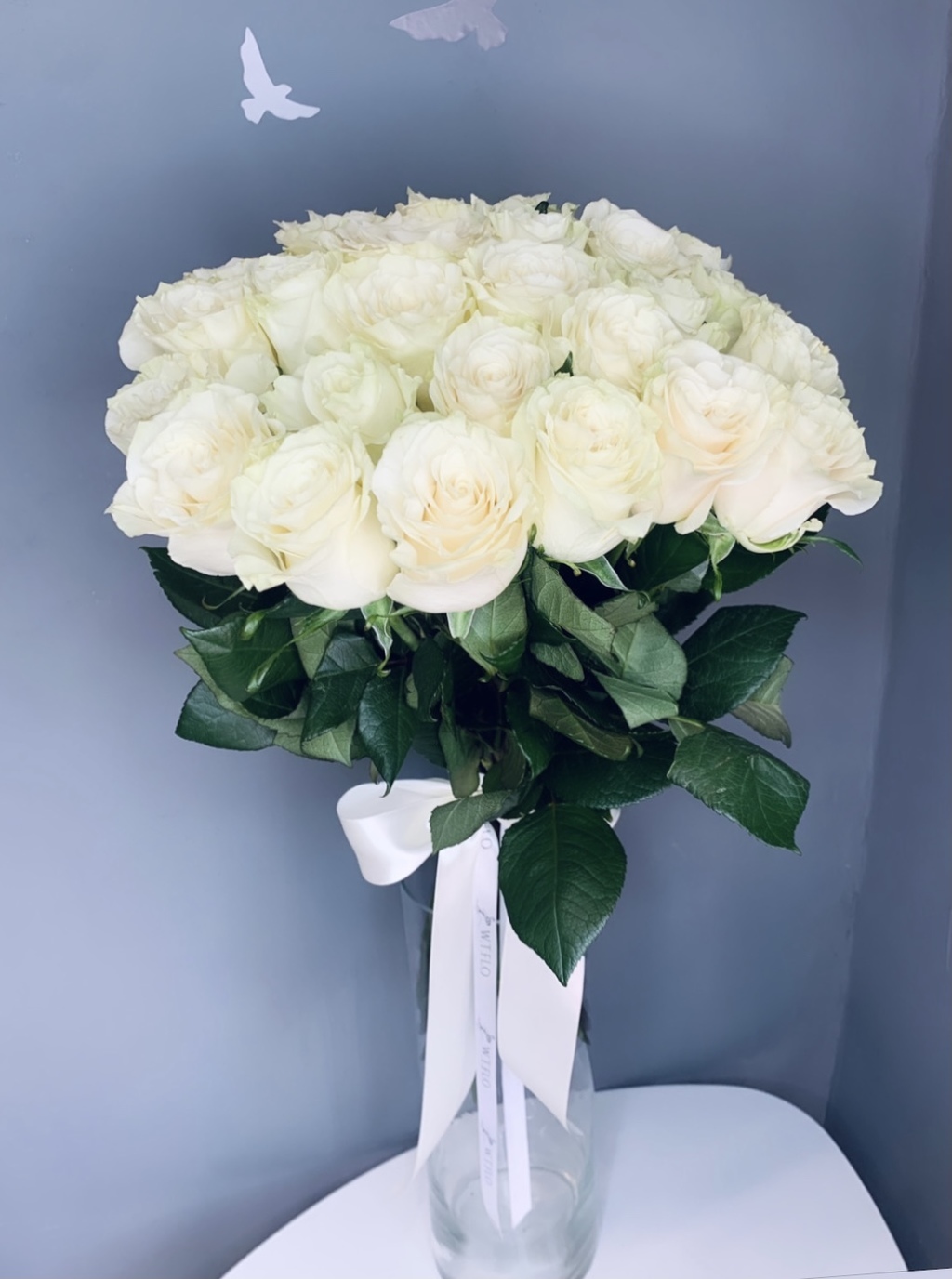 25 белых роз