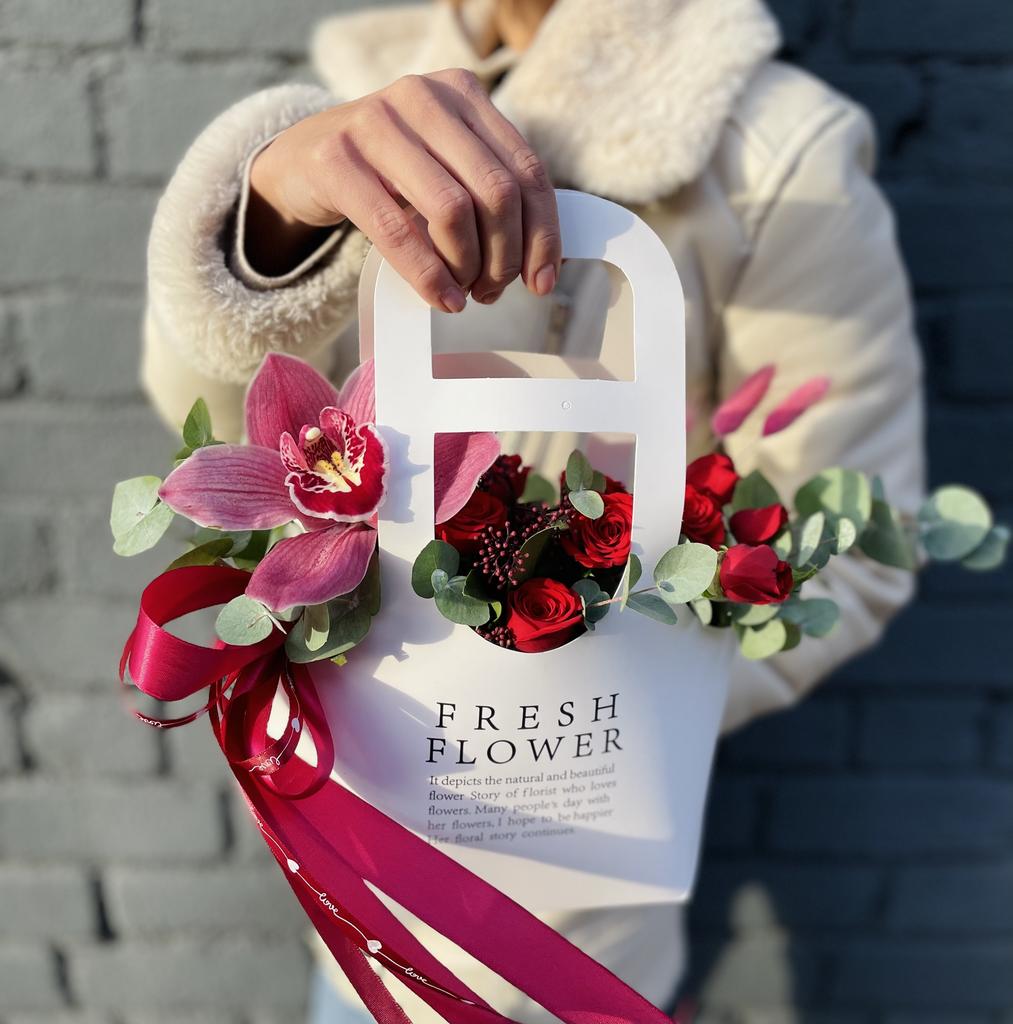 Сумочка с красной розой кустовой и орхидеей