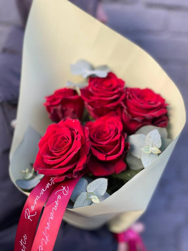 5 красных роз с эвкалиптом