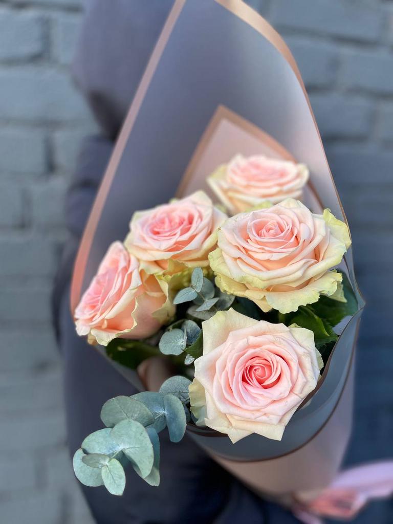 5 розовых роз с эвкалиптом