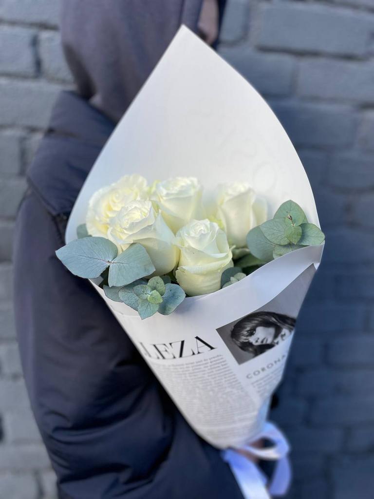 5 белых роз с эвкалиптом