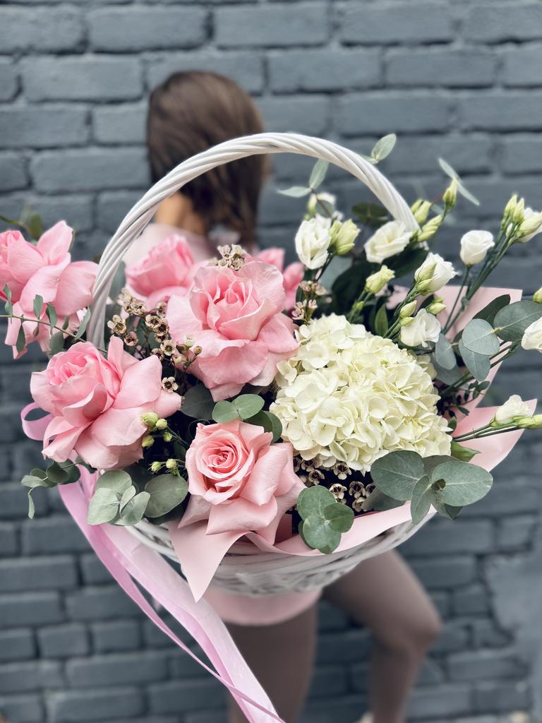 Корзина с цветами розовая