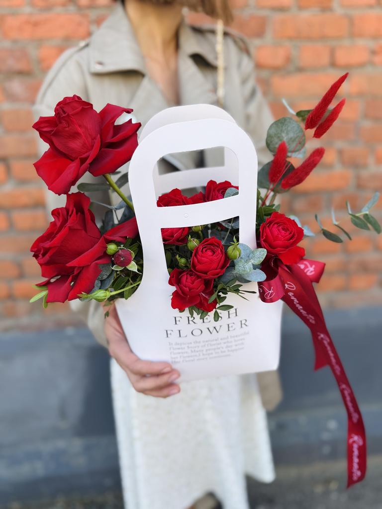 Красные розы в сумке